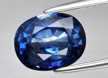 Arka planda doğal mavi safir taşı