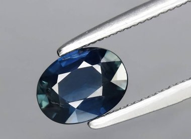 Arka planda doğal mavi safir taşı