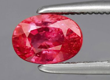 Arka planda doğal kırmızı safir mücevheri