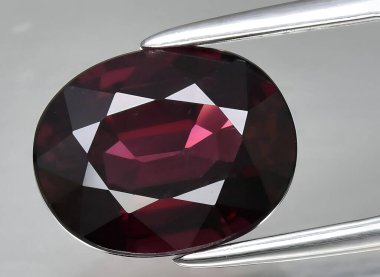 Arka planda doğal mor spinel mücevher