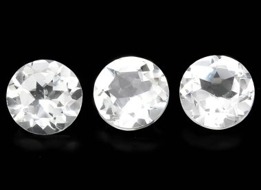 Arka planda doğal beyaz topaz taşı