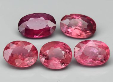 Arka planda doğal pembe turmalin rubellite mücevheri