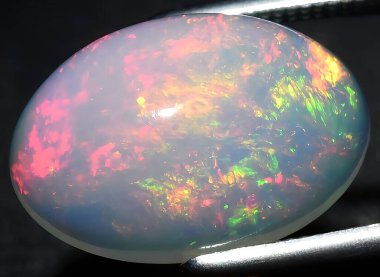 Arka planda doğal gökkuşağı çok renkli opal mücevher