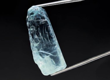 Arka planda doğal akuamarin taşı