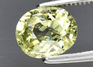 Arka planda doğal sarı grossular mücevheri