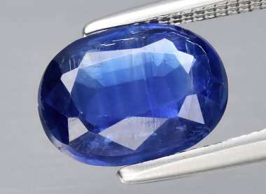 Arka planda doğal mavi kyanit mücevheri