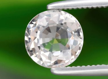 Arka planda doğal hafif şeftali morganit mücevheri