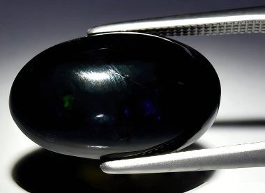 Arka planda doğal gökkuşağı çok renkli opal mücevher