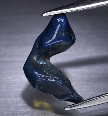 Arka planda doğal gökkuşağı çok renkli opal mücevher