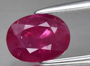 Arka planda doğal kırmızı yakut mücevheri