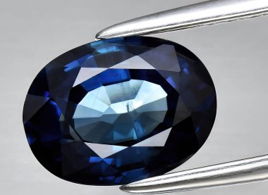 Arka planda doğal mavi safir taşı