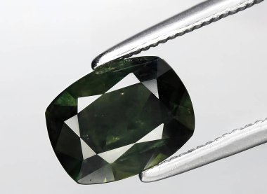 Arka planda doğal yeşil safir mücevheri