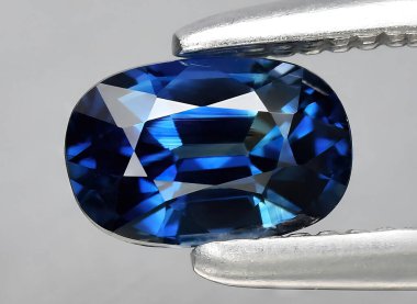 Arka planda doğal mavi safir taşı