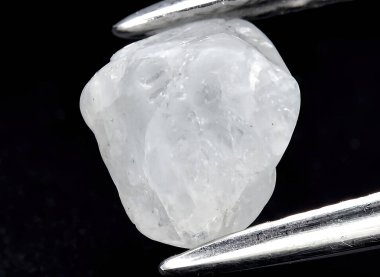 Arka planda doğal ışık safir taşı var.