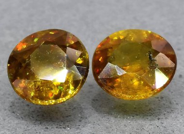 Arka planda doğal sarı sfenen taşı