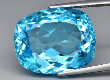 Arka planda doğal mavi topaz taşı