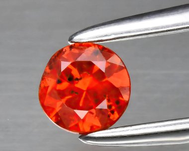 Arka planda doğal turuncu safir mücevher