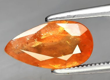 Arka planda doğal turuncu safir mücevher