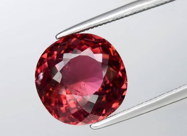 Arka planda doğal pembe turmalin rubellite mücevheri