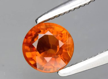 Arka planda turuncu turmalin mücevheri