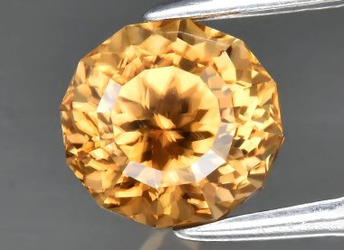 Arka planda doğal sarı zirkon taşı