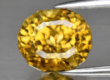 Arka planda doğal sarı zirkon taşı