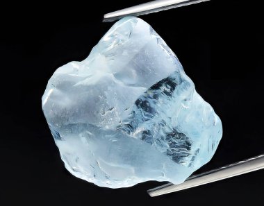 Arka planda doğal mavi akuamarin kaba mücevheri