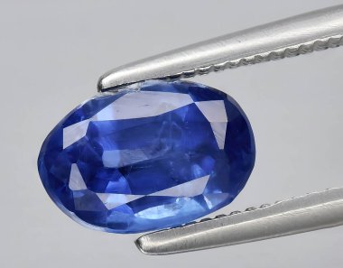 Arka planda doğal mavi kyanit mücevheri