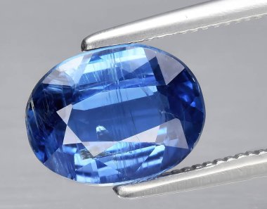 Arka planda doğal mavi kyanit mücevheri