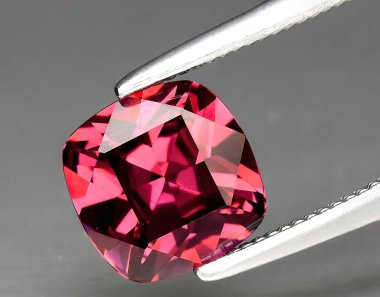 Arka planda doğal pembe rodolit mücevheri