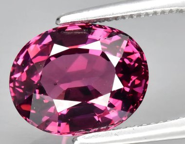 Arka planda doğal pembe rodolit mücevheri