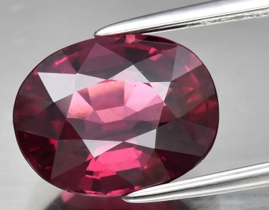 Arka planda doğal pembe rodolit mücevheri