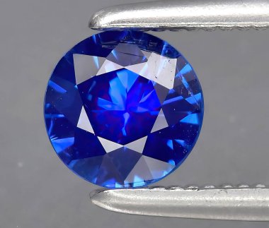 Arka planda doğal mavi safir taşı
