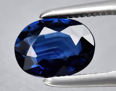 Arka planda doğal mavi safir taşı