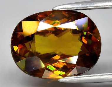 Arka planda doğal sarı sfenit titanit mücevheri