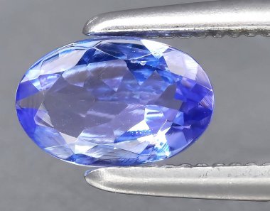 Arka planda doğal mavi tanznaite mücevheri