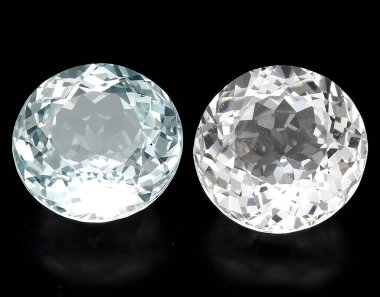 Arka planda doğal beyaz topaz taşı