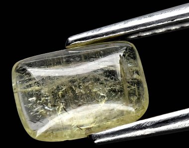 Arka planda doğal açık yeşil turmalin mücevheri