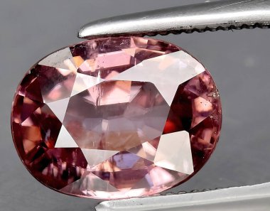 Arka planda doğal pembe zirkon taşı