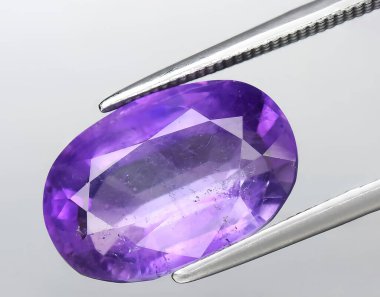 Arka planda doğal mor ametist kuvars taşı