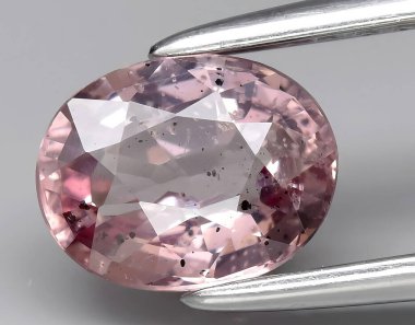 Arka planda doğal mor malaya taşı var.