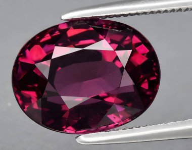 Arka planda doğal kırmızı mor rodolit taşlı mücevher.