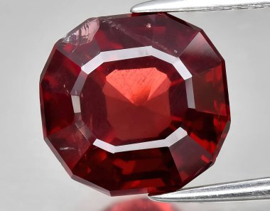 Arka planda doğal kırmızı mor rodolit taşlı mücevher.