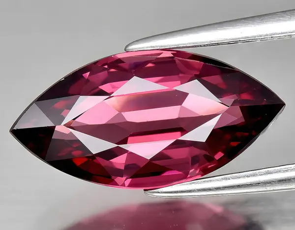 Arka planda doğal kırmızı mor rodolit taşlı mücevher.