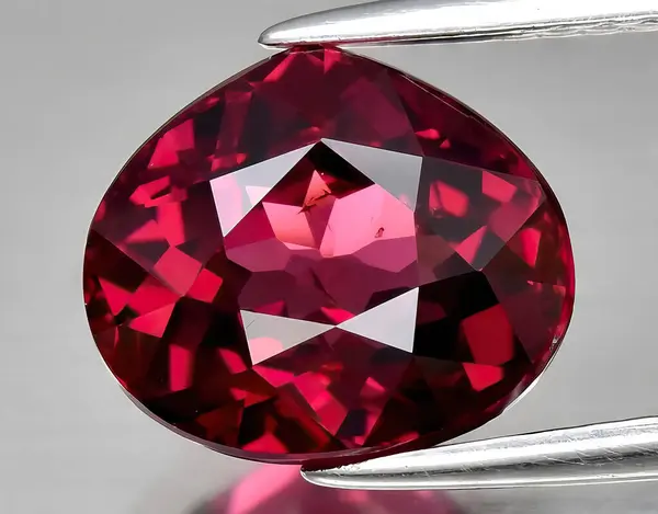 Arka planda doğal kırmızı mor rodolit taşlı mücevher.