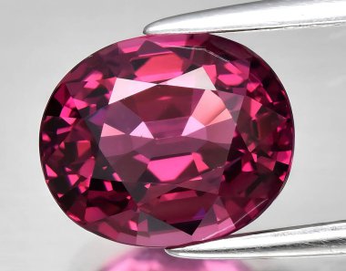 Arka planda doğal kırmızı mor rodolit taşlı mücevher.