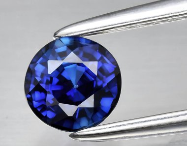 Arka planda doğal mavi safir taşı