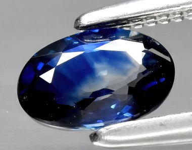 Arka planda doğal mavi safir taşı