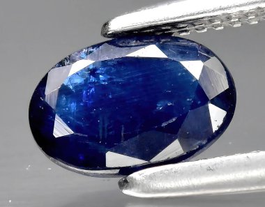 Arka planda doğal mavi safir taşı