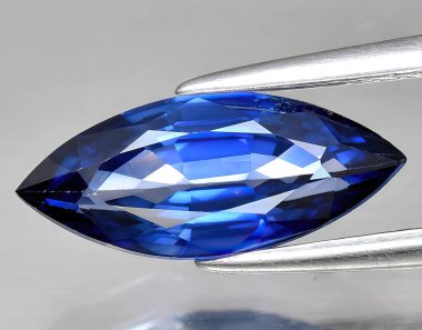 Arka planda doğal mavi safir taşı